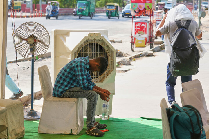 Nắng nóng lên tới 45°C, đường phố quốc gia đông dân nhất thế giới vắng tanh - Ảnh 2