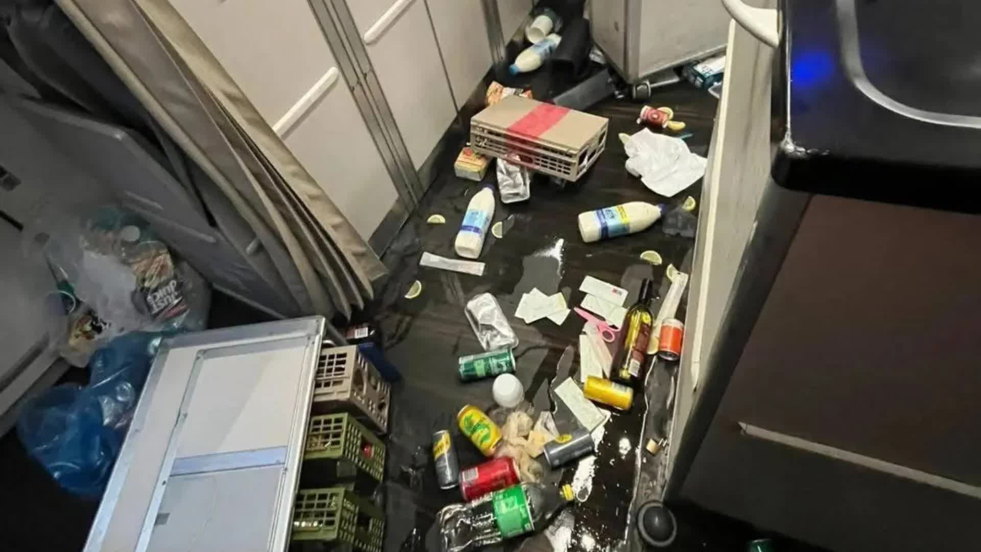 Cận cảnh bên trong chuyến bay Cathay Pacific “rơi tự do”: 10 người bị thương, hành khách la hét thất thanh trong hoảng loạn - Ảnh 1