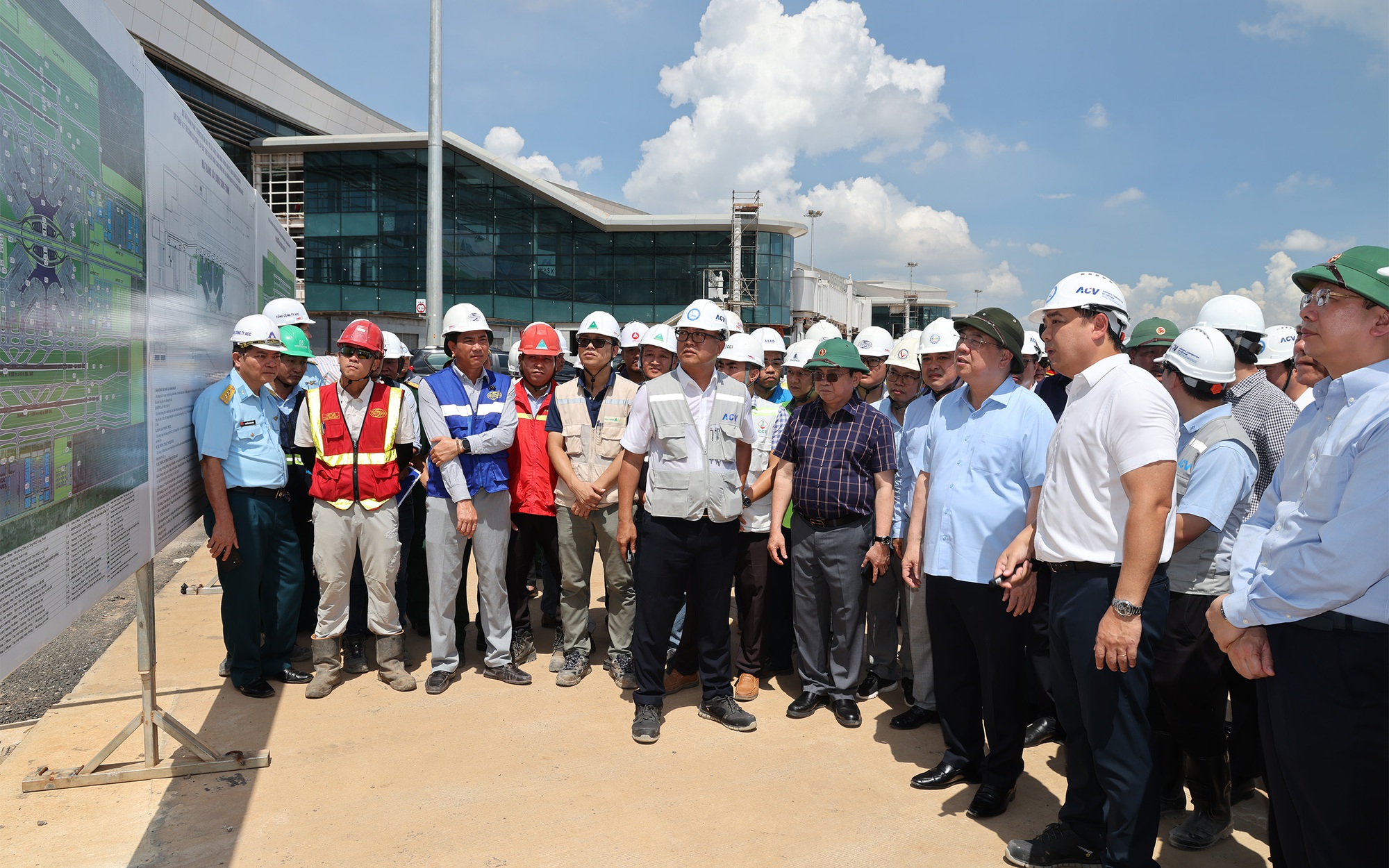 Áp lực đè lên 2 đại dự án hàng không chục tỷ đô: Nhà ga Long Thành chậm tiến độ, sân bay Gia Bình vướng "nút thắt" - Ảnh 2