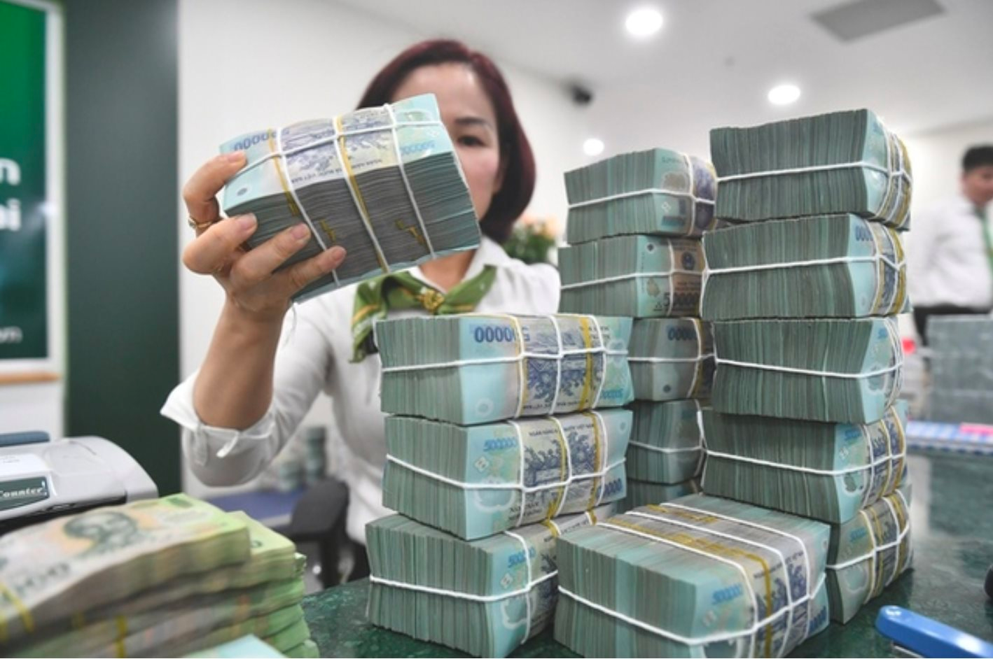Lãi suất ngân hàng 2026: Hạ nhiệt nhưng khó giảm sâu - Ảnh 1