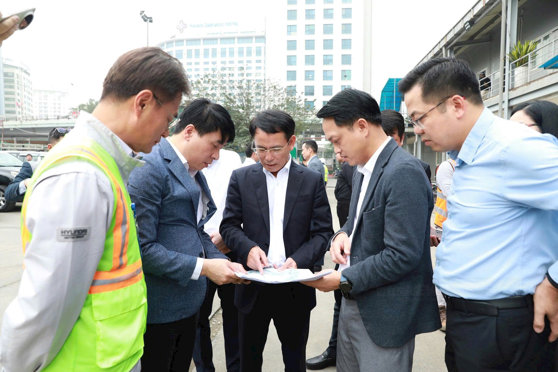 Lô cốt metro Nhổn-ga Hà Nội án ngữ gần chục năm, phố trung tâm thành 'phố chết' - Ảnh 25