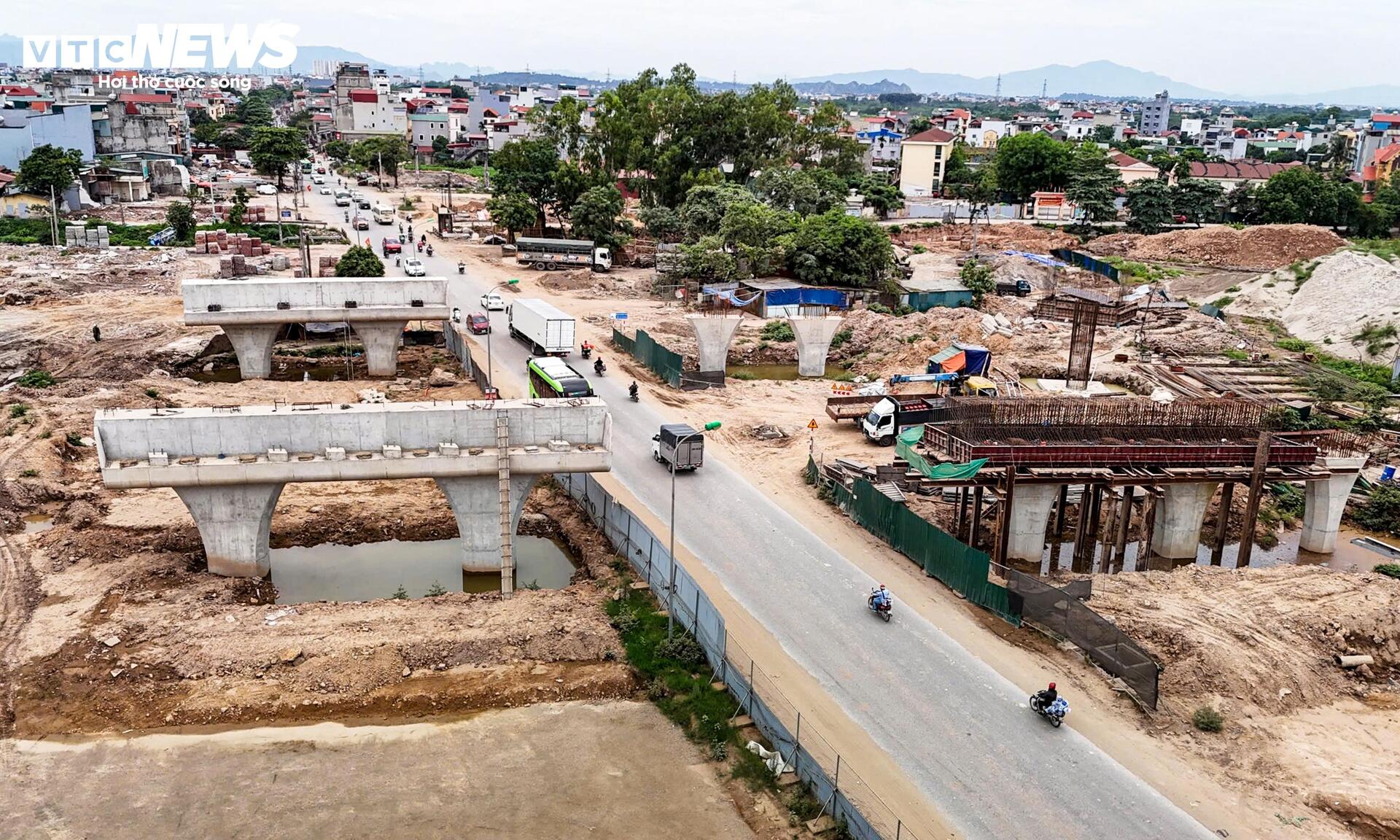 Loạt trụ cầu vượt dần thành hình tại nút giao Vành đai 4 - Quốc lộ 6 - Ảnh 11