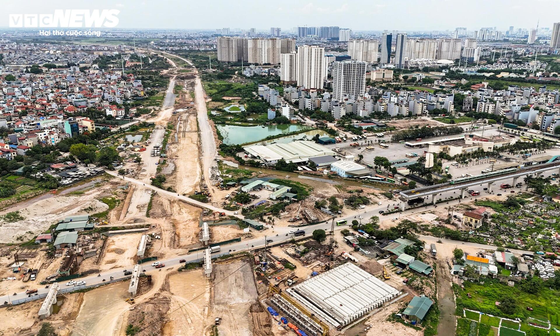 Loạt trụ cầu vượt dần thành hình tại nút giao Vành đai 4 - Quốc lộ 6 - Ảnh 2