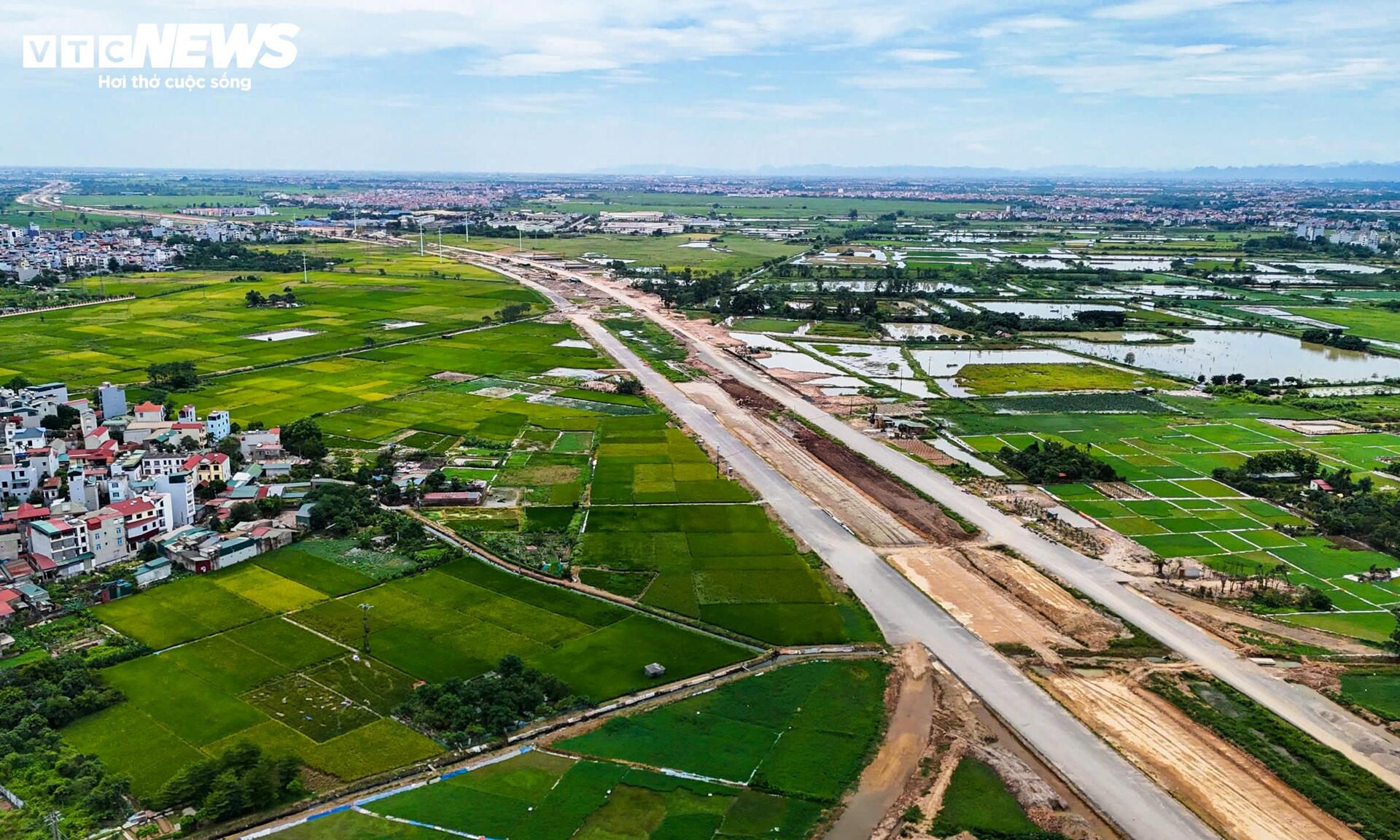 Loạt trụ cầu vượt dần thành hình tại nút giao Vành đai 4 - Quốc lộ 6 - Ảnh 1