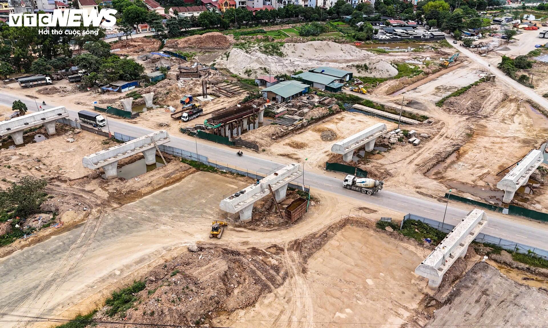 Loạt trụ cầu vượt dần thành hình tại nút giao Vành đai 4 - Quốc lộ 6 - Ảnh 5