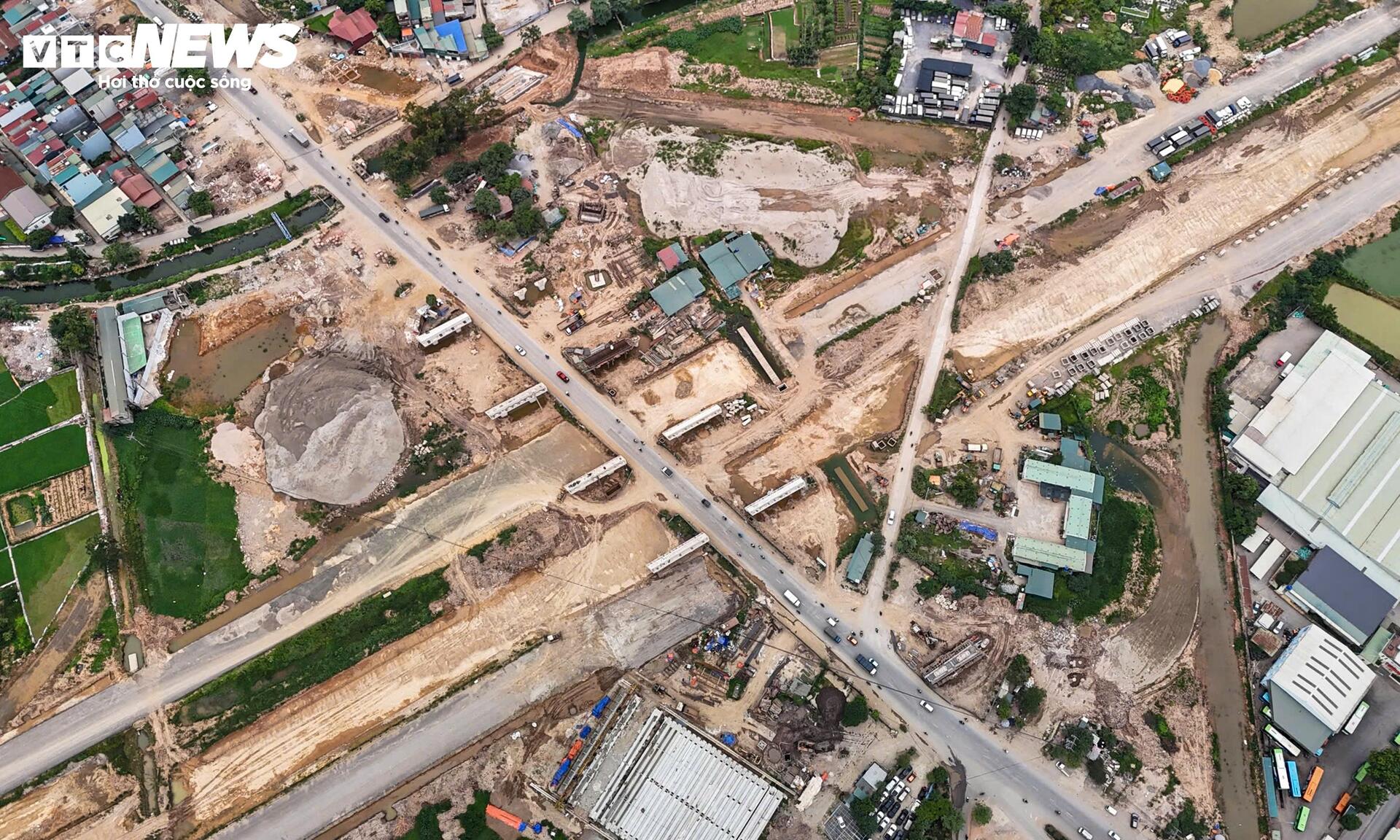 Loạt trụ cầu vượt dần thành hình tại nút giao Vành đai 4 - Quốc lộ 6 - Ảnh 6