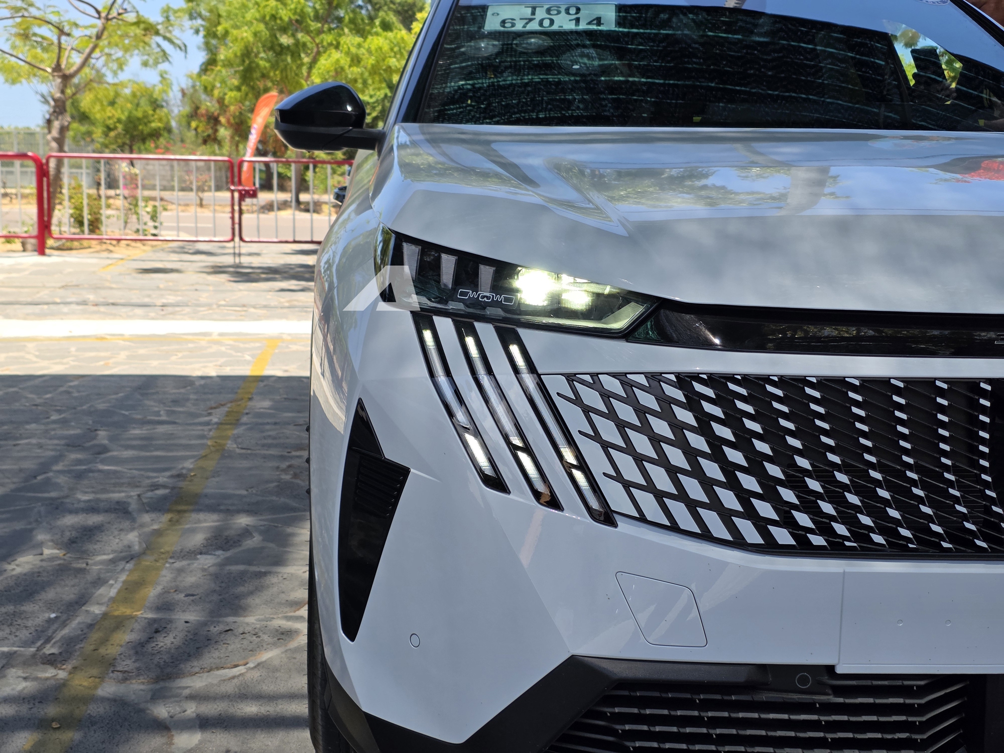 Ảnh thực tế Peugeot 3008 đời mới tại Việt Nam: Dáng coupe sành điệu, màn cong siêu dài, chờ giá để cạnh tranh CX-5, Tucson - Ảnh 2