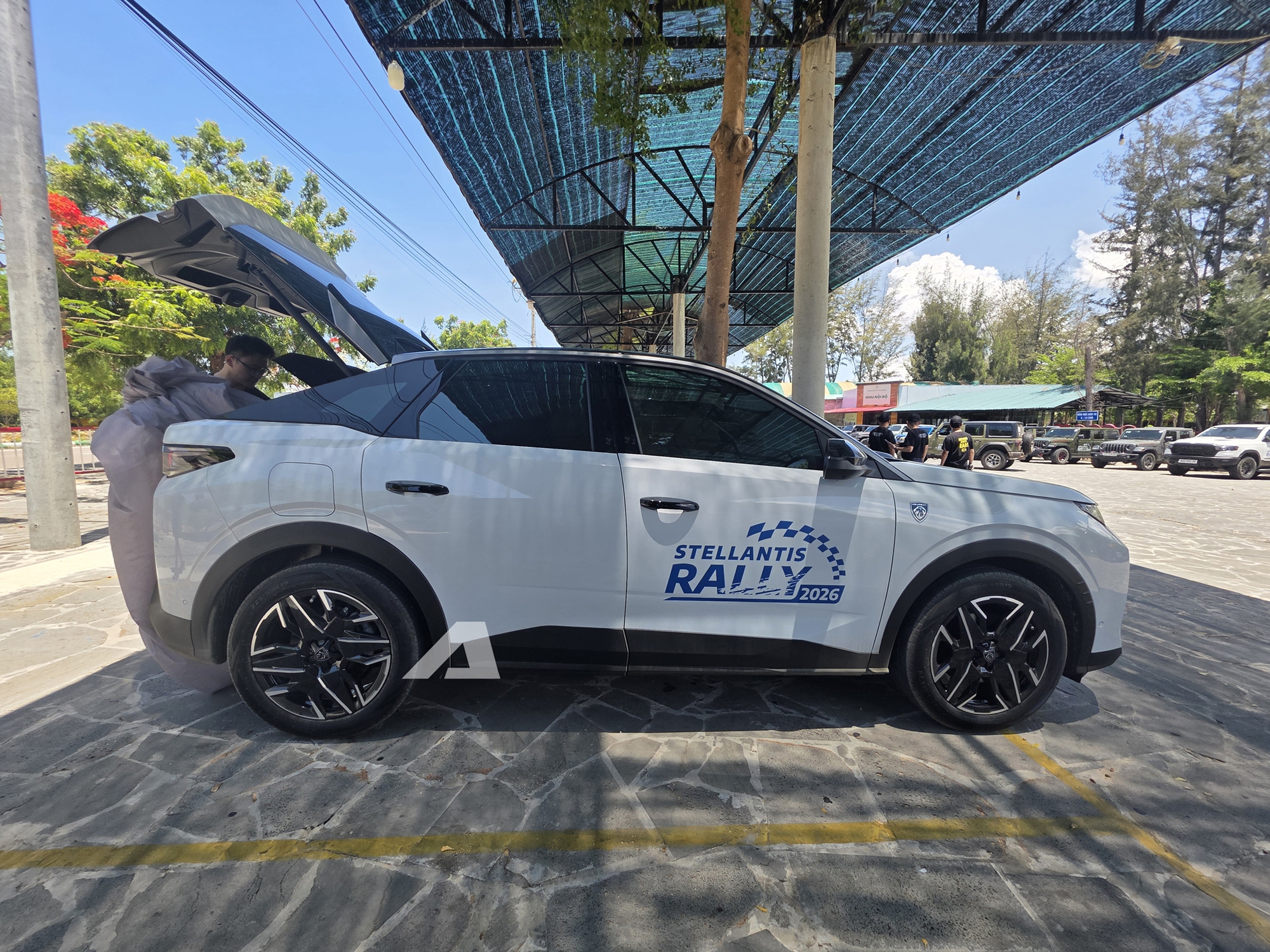 Ảnh thực tế Peugeot 3008 đời mới tại Việt Nam: Dáng coupe sành điệu, màn cong siêu dài, chờ giá để cạnh tranh CX-5, Tucson - Ảnh 3