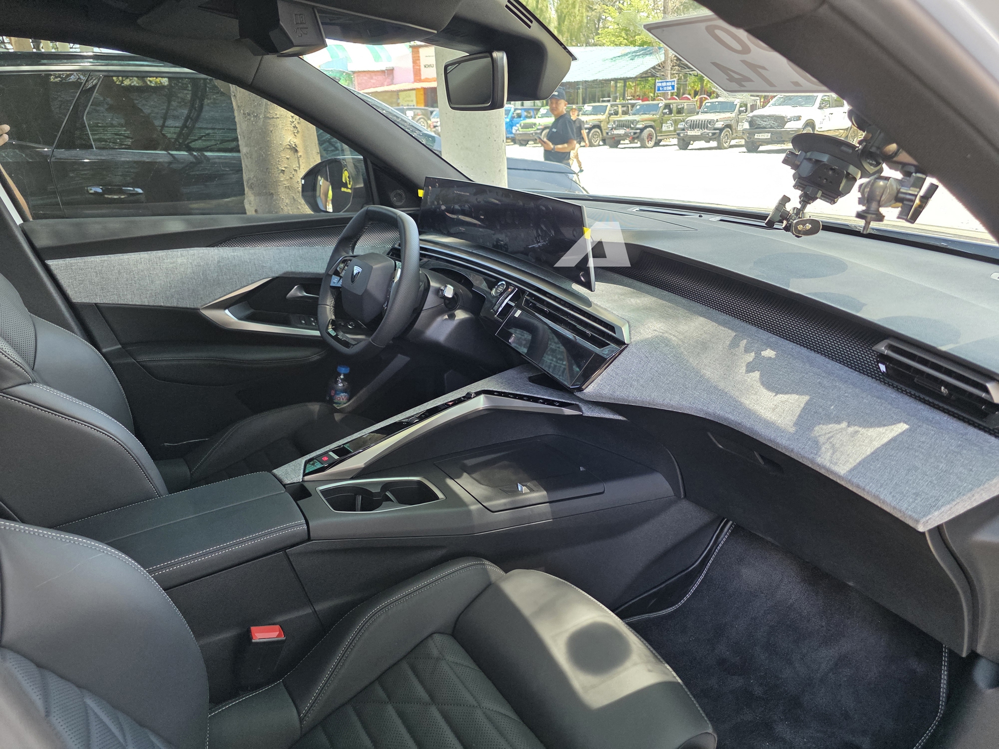 Ảnh thực tế Peugeot 3008 đời mới tại Việt Nam: Dáng coupe sành điệu, màn cong siêu dài, chờ giá để cạnh tranh CX-5, Tucson - Ảnh 10