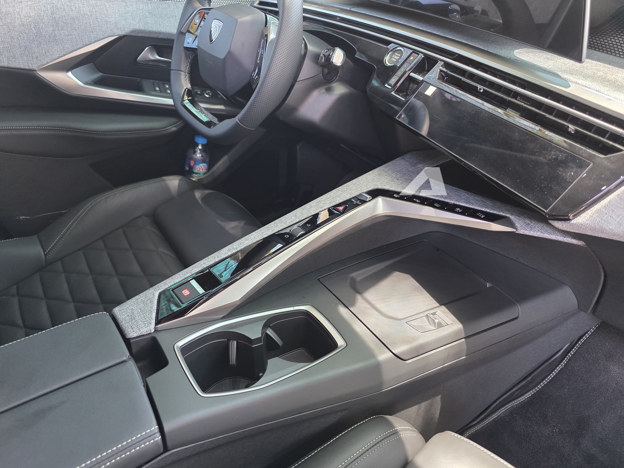 Ảnh thực tế Peugeot 3008 đời mới tại Việt Nam: Dáng coupe sành điệu, màn cong siêu dài, chờ giá để cạnh tranh CX-5, Tucson - Ảnh 17