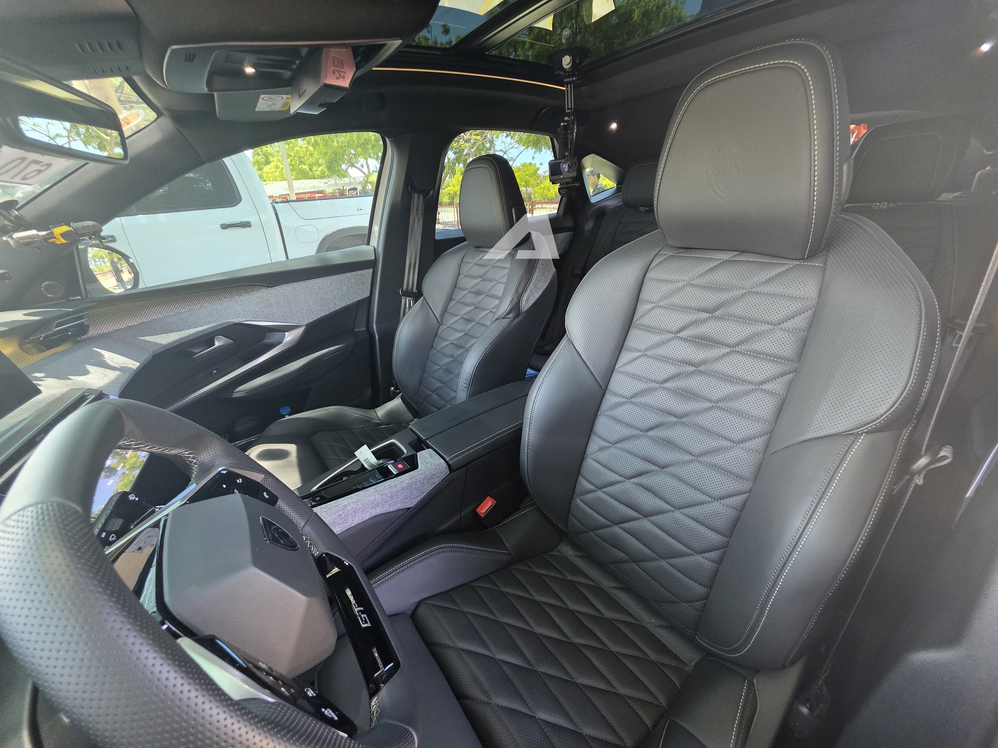 Ảnh thực tế Peugeot 3008 đời mới tại Việt Nam: Dáng coupe sành điệu, màn cong siêu dài, chờ giá để cạnh tranh CX-5, Tucson - Ảnh 18