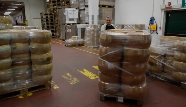 500.000 bánh phô mai trong kho, trị giá 325 triệu euro: Bí mật 'ngân hàng' kỳ lạ nhất thế giới, cỗ máy tài chính 4 tỷ USD quý hơn vàng của nước Ý - Ảnh 1