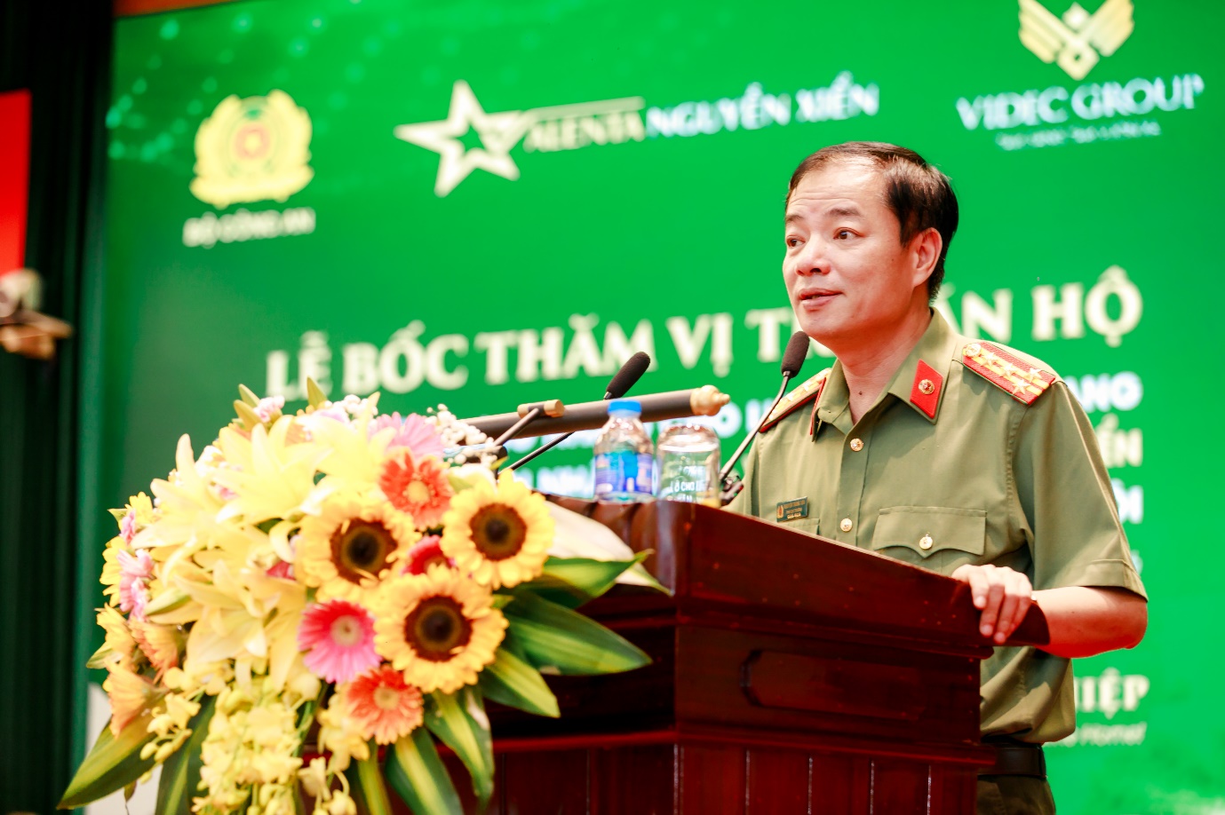Valenta Nguyễn Xiển minh bạch bốc thăm căn hộ cho chiến sĩ CAND - Ảnh 1
