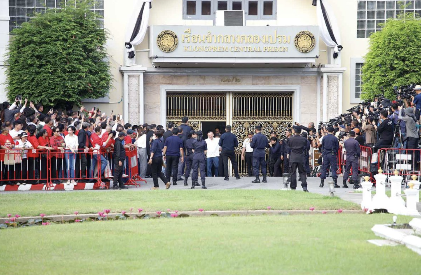 Cựu Thủ tướng Thaksin Shinawatra được ra tù trước thời hạn - Ảnh 1