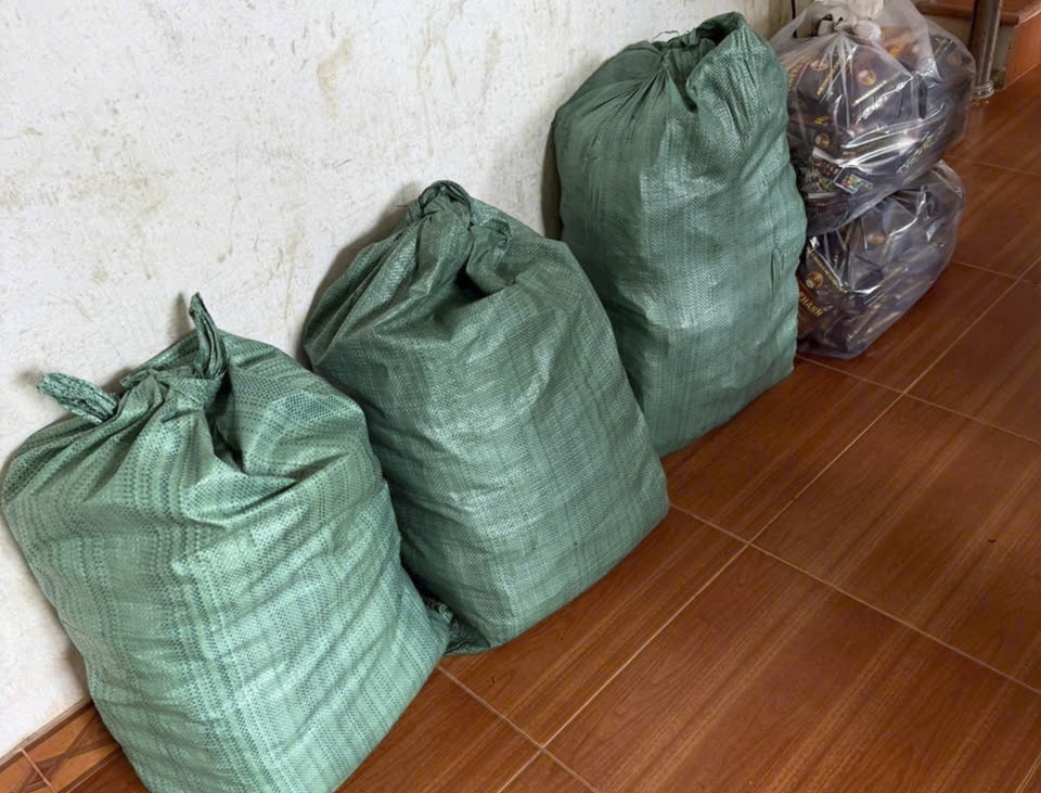 Đột kích 3 địa điểm, công an phát hiện đường dây sản xuất cà phê giả, tịch thu gần 600 kg bột cùng hàng nghìn bao bì - Ảnh 3