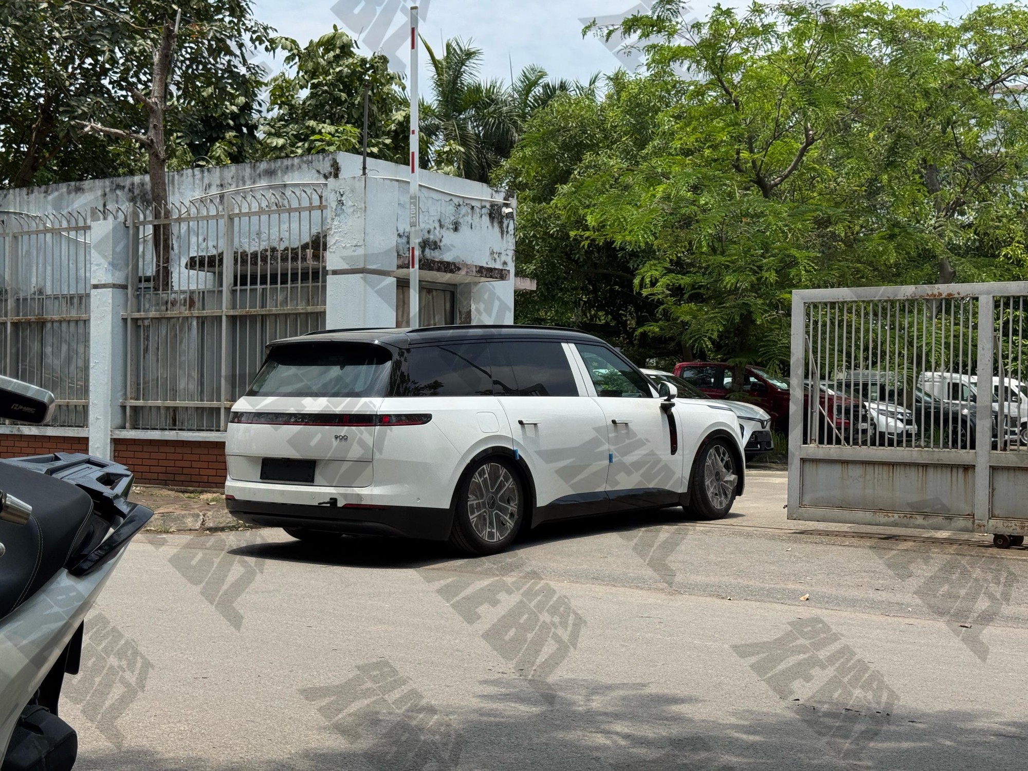 Lynk & Co 900 xuất hiện trên đường phố Việt Nam: Bỏ một chi tiết so với xe trưng bày, dễ là bản thương mại sắp bán ra thị trường - Ảnh 1