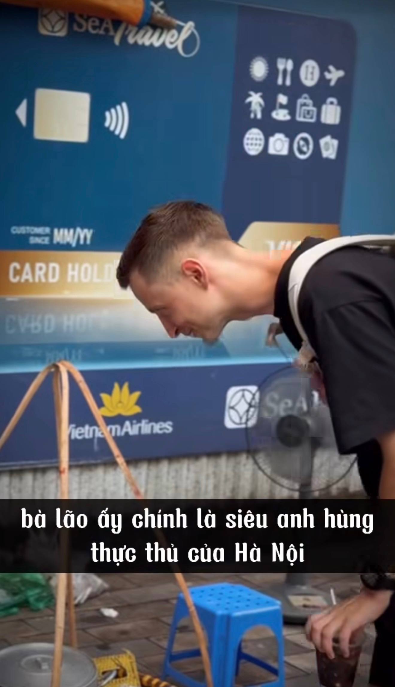 Gánh chè 15.000 "hài lòng" khách Tây giữa Hà Nội: Ăn liền 2 ly, phong luôn người bán làm siêu anh hùng - Ảnh 6