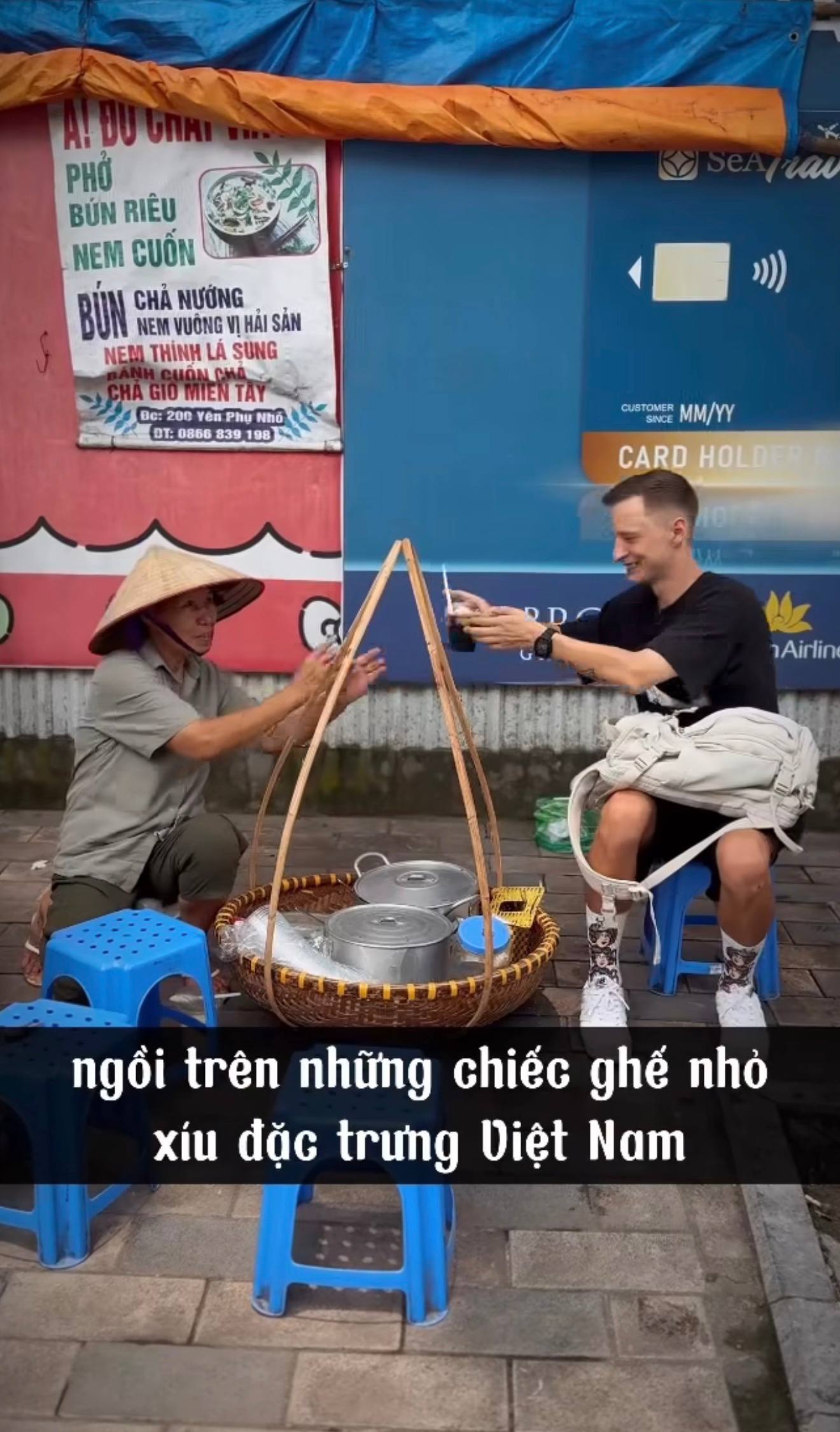Gánh chè 15.000 "hài lòng" khách Tây giữa Hà Nội: Ăn liền 2 ly, phong luôn người bán làm siêu anh hùng - Ảnh 2