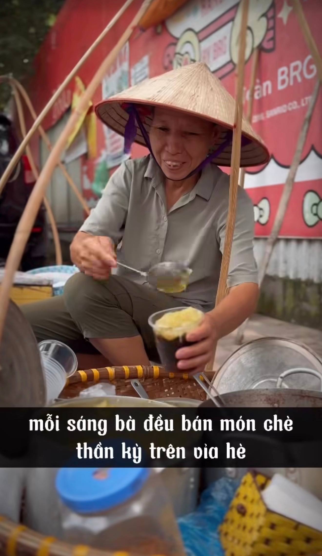 Gánh chè 15.000 "hài lòng" khách Tây giữa Hà Nội: Ăn liền 2 ly, phong luôn người bán làm siêu anh hùng - Ảnh 1