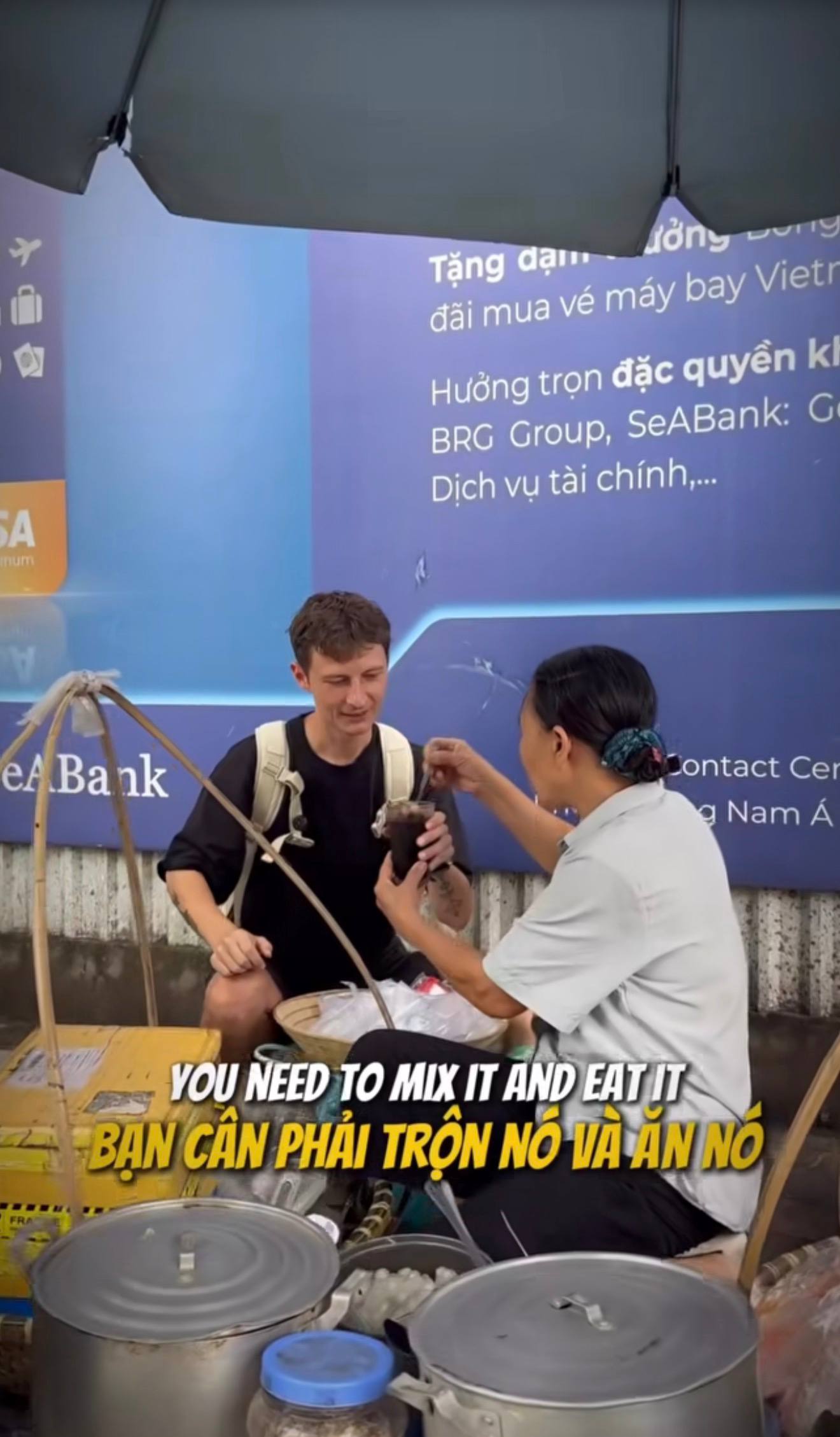 Gánh chè 15.000 "hài lòng" khách Tây giữa Hà Nội: Ăn liền 2 ly, phong luôn người bán làm siêu anh hùng - Ảnh 3