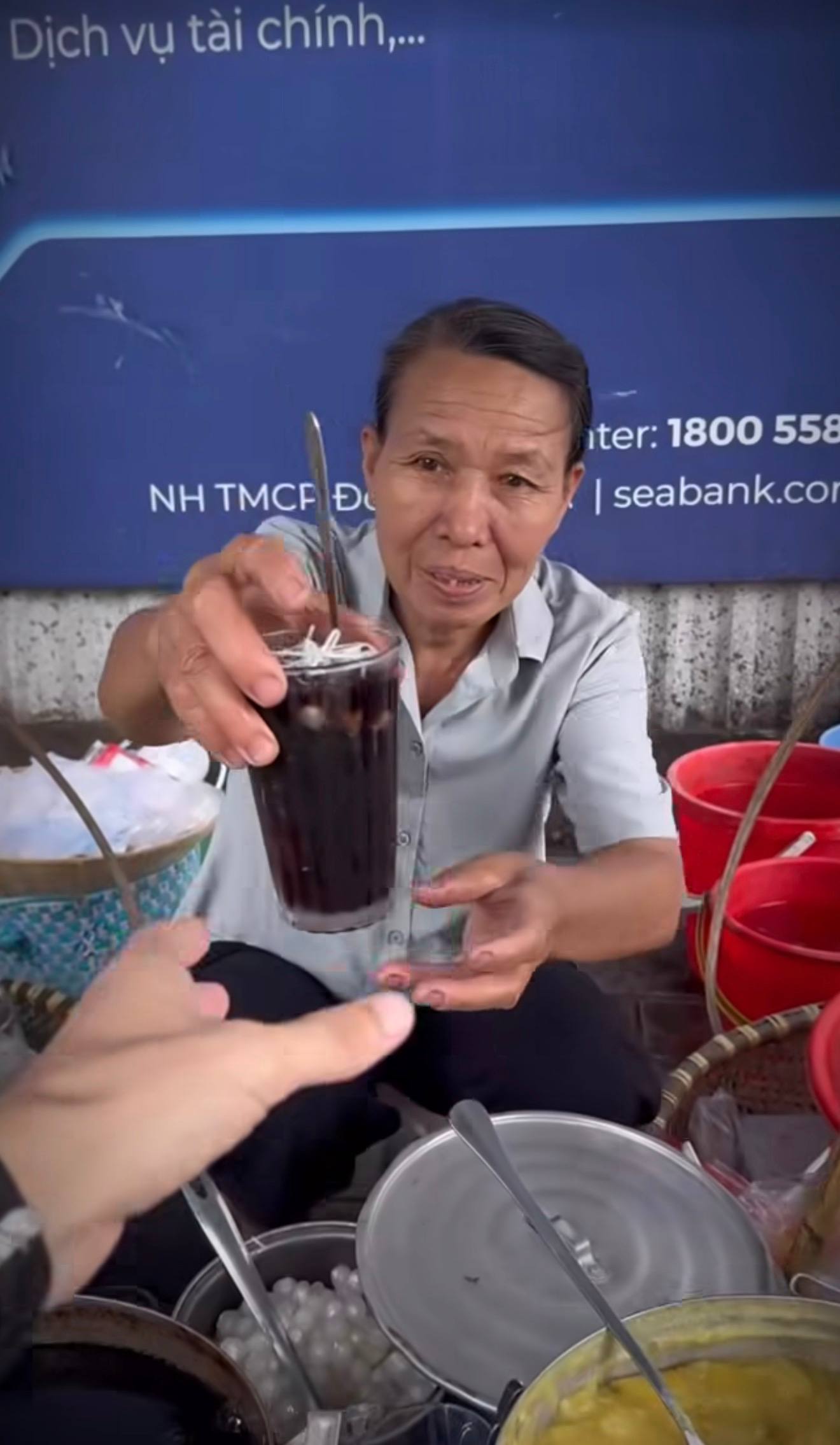 Gánh chè 15.000 "hài lòng" khách Tây giữa Hà Nội: Ăn liền 2 ly, phong luôn người bán làm siêu anh hùng - Ảnh 4