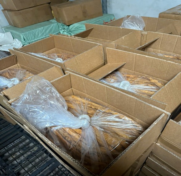 Phát hiện kho thực phẩm bẩn khủng ở Quảng Ninh: 292 thùng lòng lợn sấy rỉ nước, bốc mùi nồng nặc - Ảnh 2