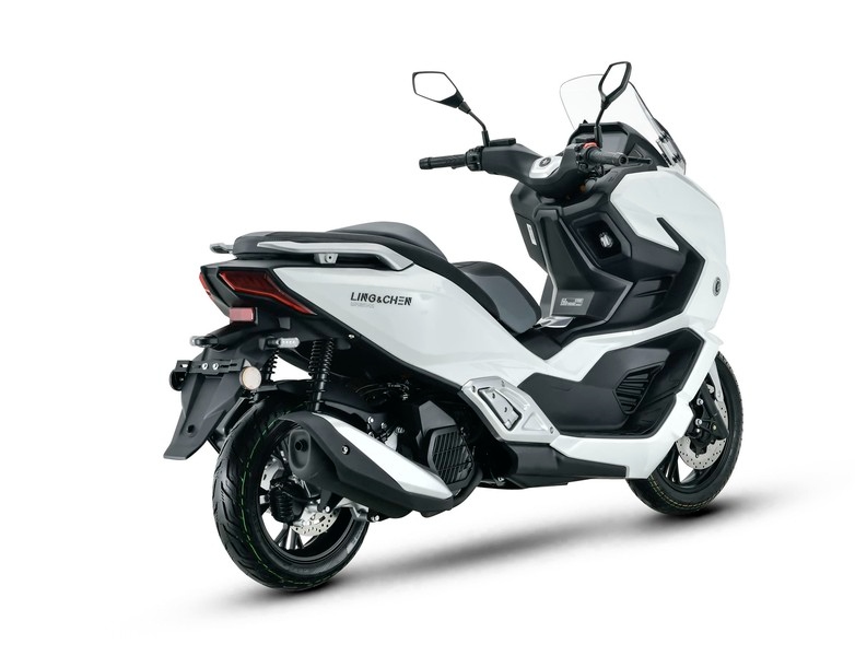 Lộ diện mẫu xe tay ga 150cc dài hơn cả Yamaha TMAX, sở hữu bình xăng 15 lít, có ABS, TCS nhưng giá cực mềm - Ảnh 5