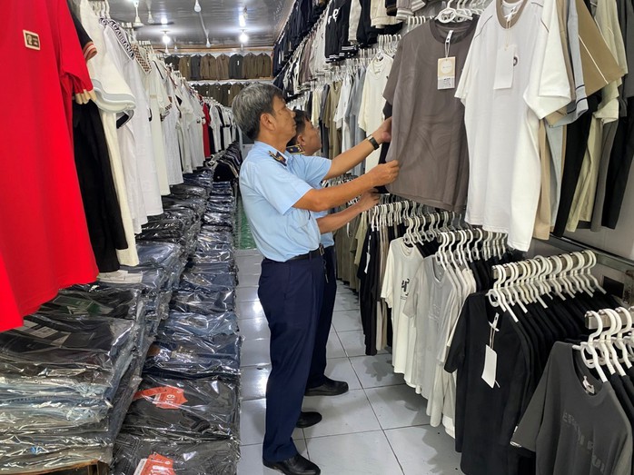Tiếp tục bắt hàng giả tại trung tâm Saigon Square và chợ Bến Thành - Ảnh 5