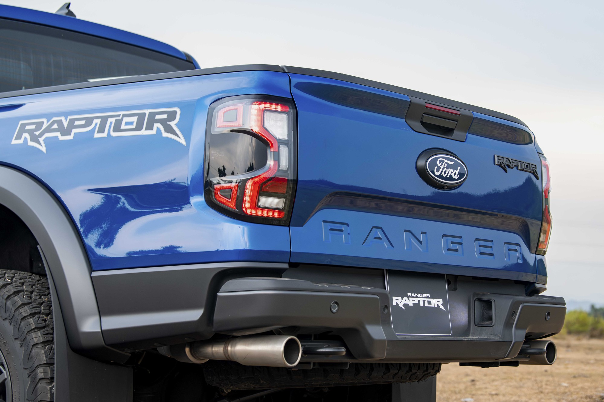 Ảnh thực tế Ford Ranger Raptor 2026 tại Việt Nam: Máy xăng mạnh gần 400 mã lực, loa B&O, ống pô tùy chỉnh âm thanh - Ảnh 19