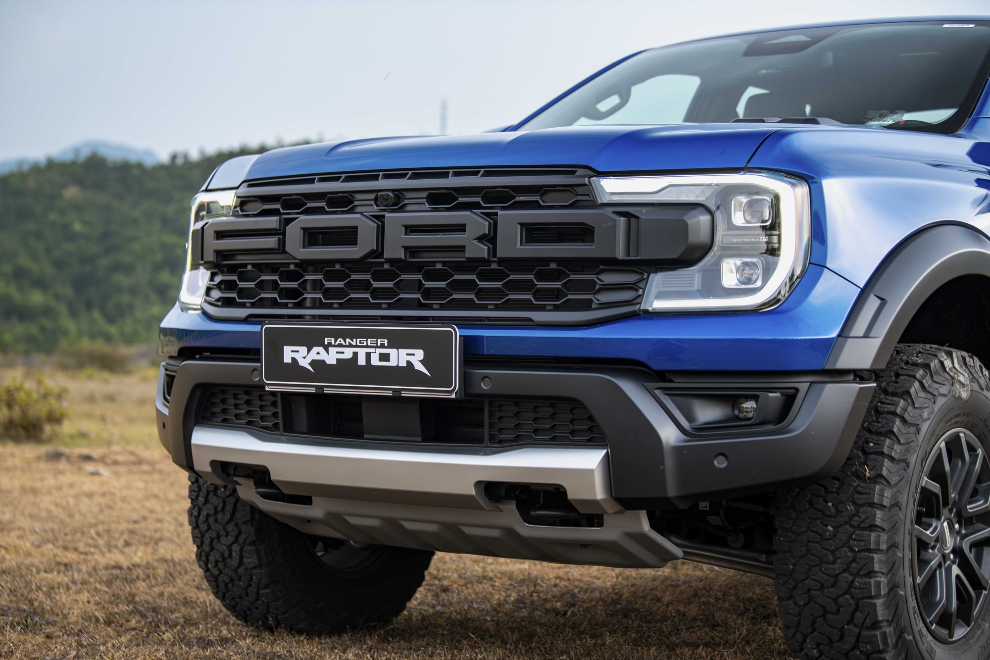 Ảnh thực tế Ford Ranger Raptor 2026 tại Việt Nam: Máy xăng mạnh gần 400 mã lực, loa B&O, ống pô tùy chỉnh âm thanh - Ảnh 18