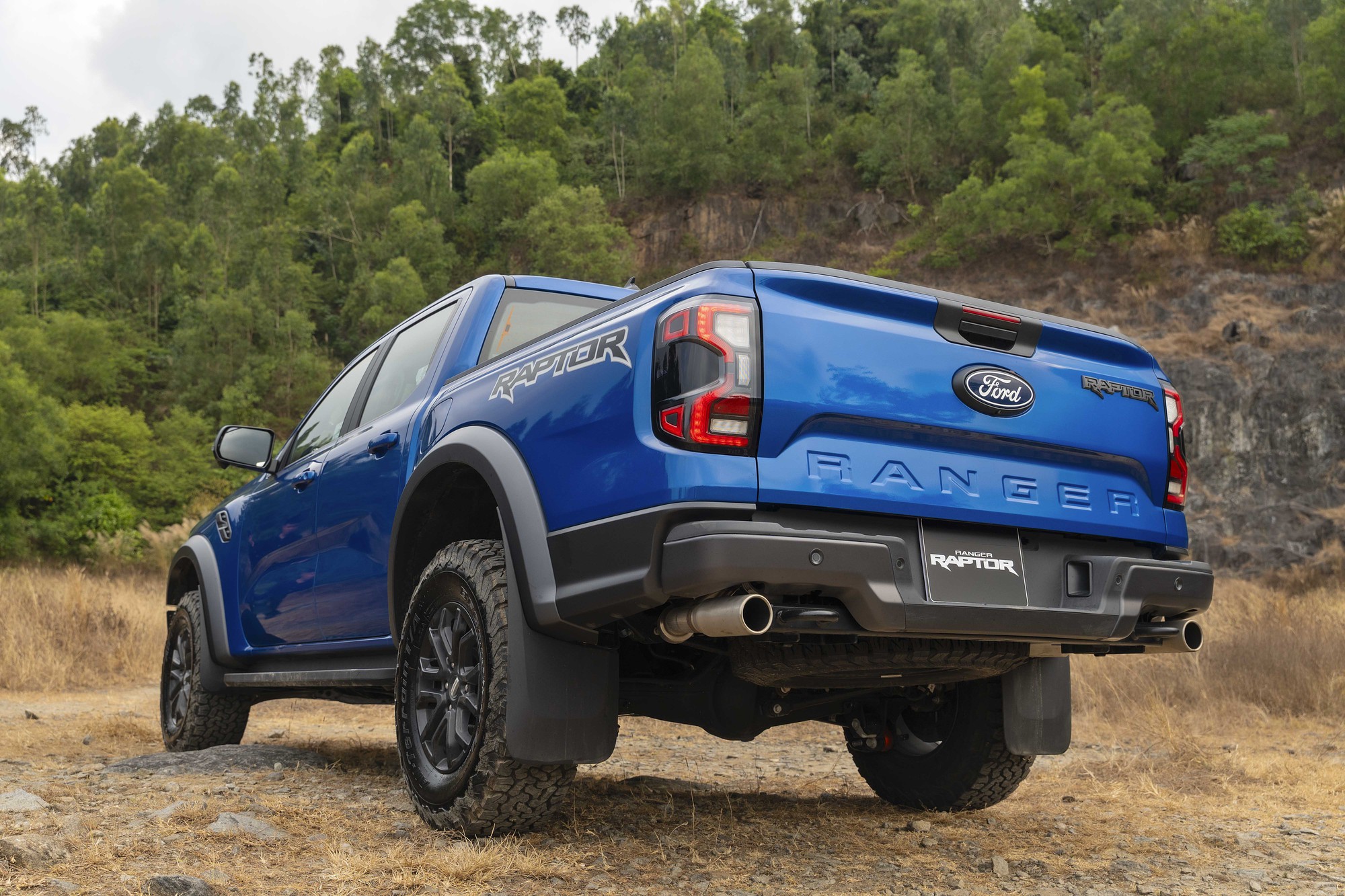 Ảnh thực tế Ford Ranger Raptor 2026 tại Việt Nam: Máy xăng mạnh gần 400 mã lực, loa B&O, ống pô tùy chỉnh âm thanh - Ảnh 17