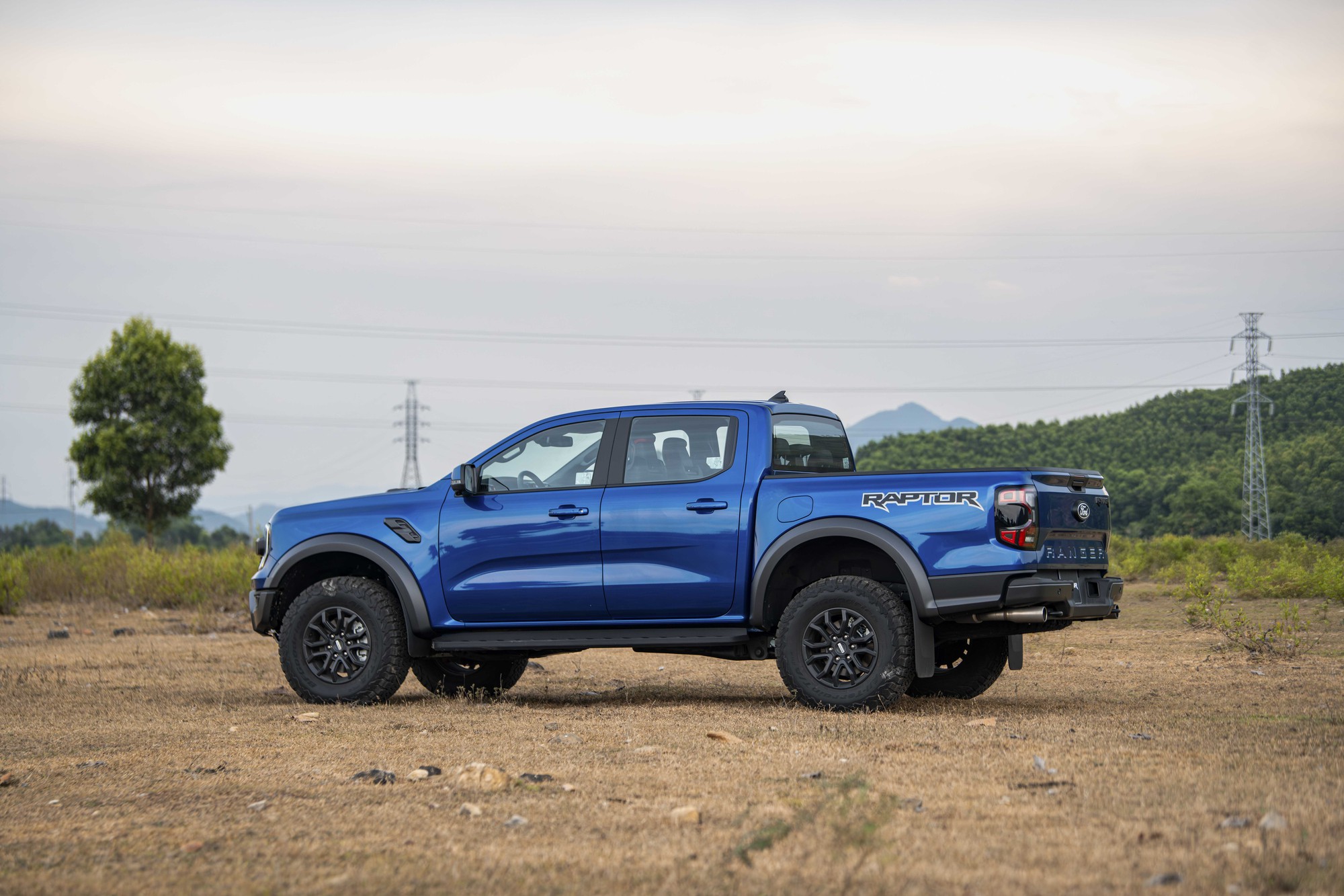 Ảnh thực tế Ford Ranger Raptor 2026 tại Việt Nam: Máy xăng mạnh gần 400 mã lực, loa B&O, ống pô tùy chỉnh âm thanh - Ảnh 15