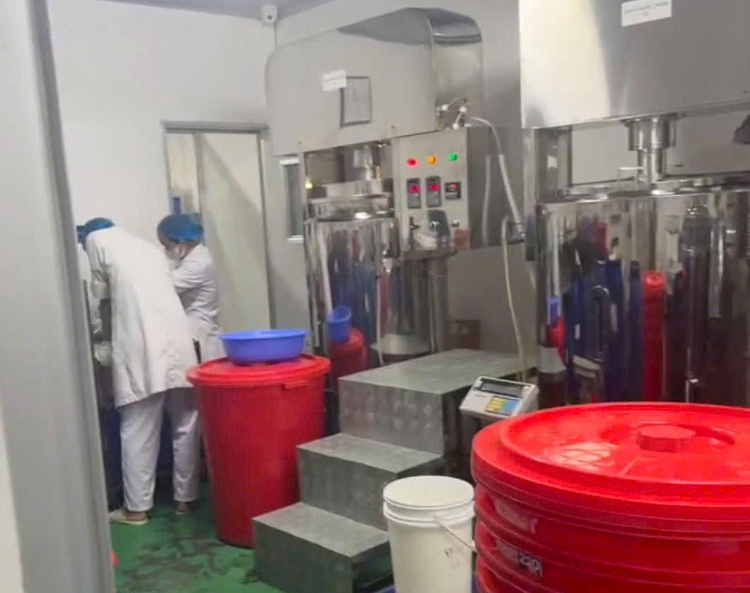 Nóng: 13.000 chai dung dịch vệ sinh phụ nữ giả, suýt vào tay người tiêu dùng - Ảnh 3