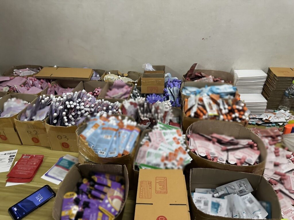 Đột kích 5 căn nhà, công an phát hiện đường dây sản xuất mỹ phẩm giả do người Trung Quốc điều hành, tịch thu hơn 700.000 sản phẩm - Ảnh 3