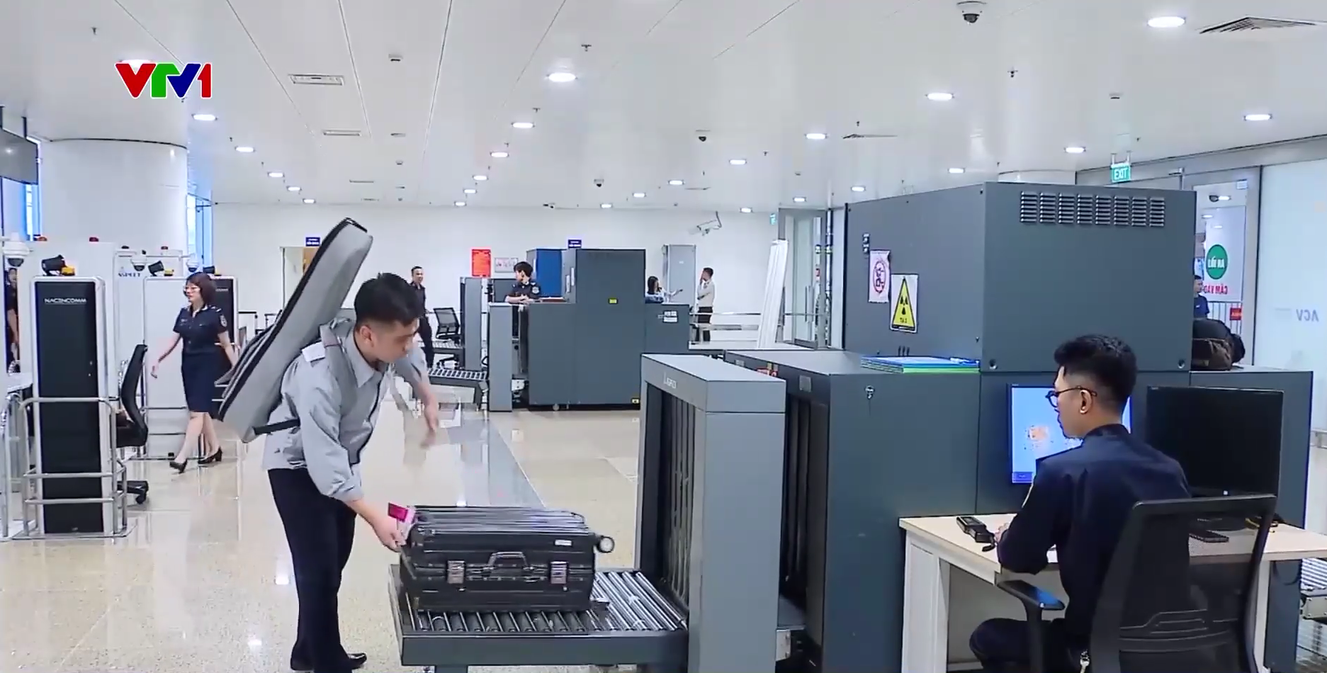 Cảnh báo rủi ro pháp lý nghiêm trọng từ việc xách hộ hành lý qua đường hàng không - Ảnh 2