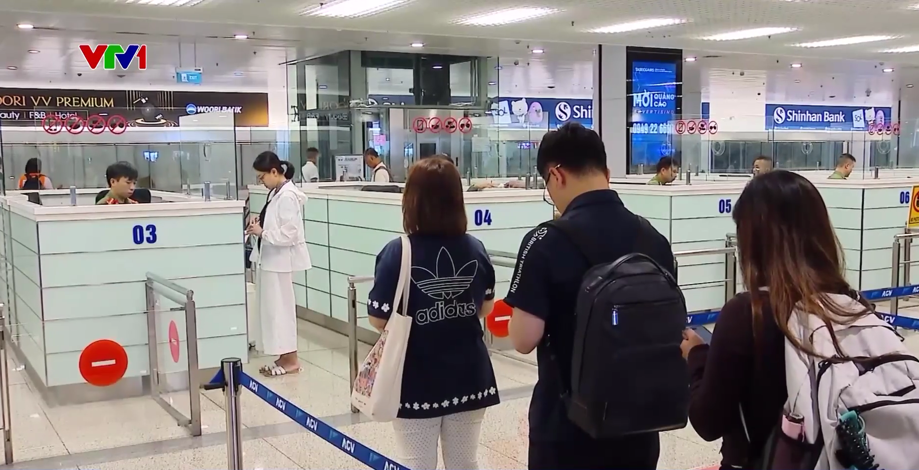 Cảnh báo rủi ro pháp lý nghiêm trọng từ việc xách hộ hành lý qua đường hàng không - Ảnh 1