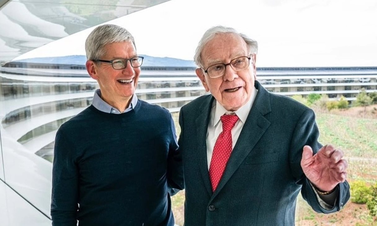 Lãi ròng 150 tỷ USD từ Apple, Warren Buffett bất ngờ tri ân CEO Tim Cook: Anh ấy kiếm kiếm tiền giỏi hơn cả tôi! - Ảnh 1
