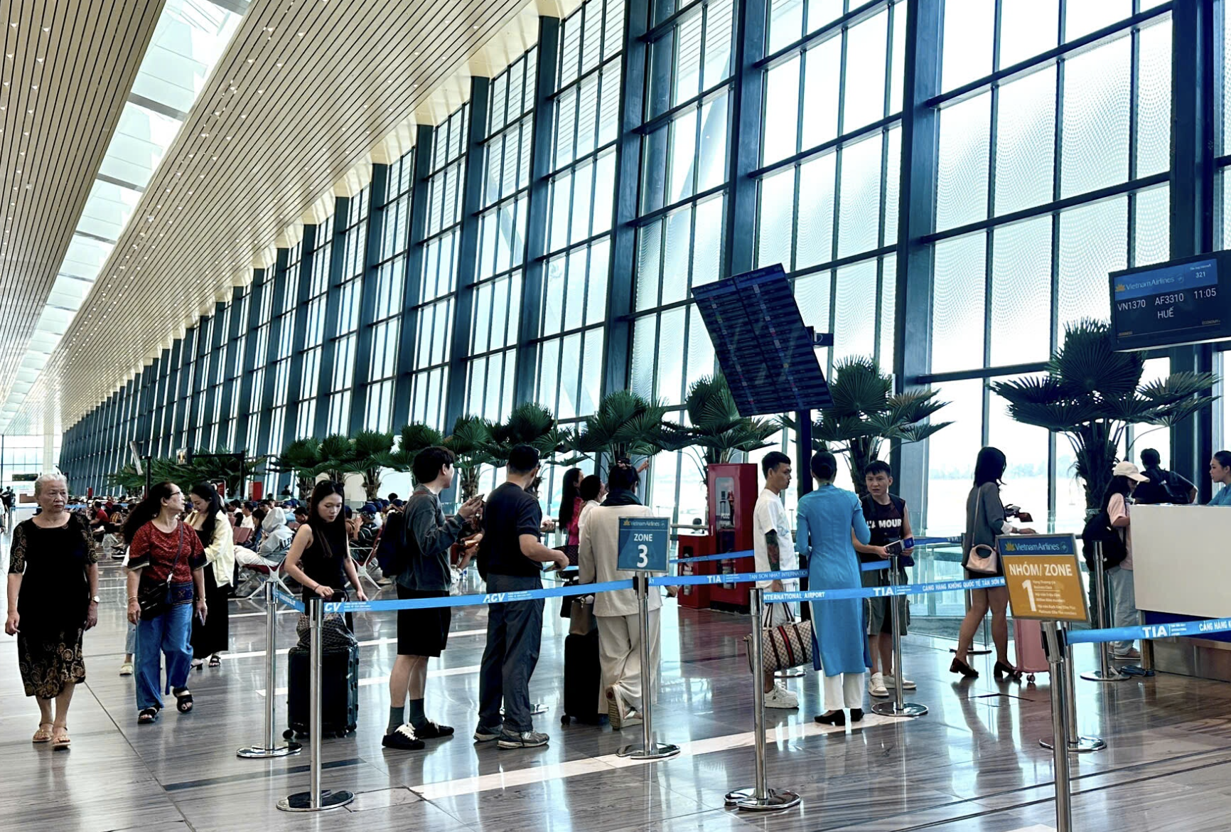 Người dân ùn ùn trở lại TPHCM sau lễ, giá vé máy bay từ Hà Nội vào Nam cao ngang dịp Tết - Ảnh 1