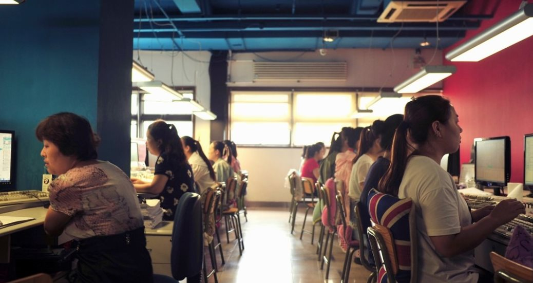 AI Trung Quốc: Đằng sau những thuật toán tỷ USD là đội quân bà nội trợ bỉm sữa giá rẻ, được thuê để dạy máy móc - Ảnh 1