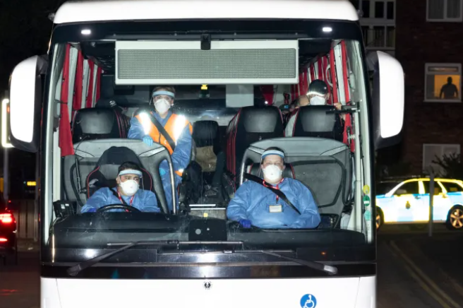 Cận cảnh hình ảnh "giải cứu" hành khách từ du thuyền bùng phát virus Hanta: Công tác bảo hộ nghiêm ngặt, phải cách ly 45 ngày - Ảnh 2
