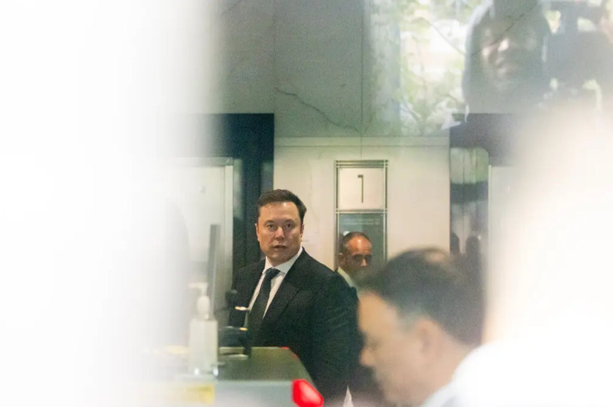 670 tỷ USD tụ tập trong một phòng xử án: Elon Musk bóp bóng giảm stress, Sam Altman lộ vẻ lo âu - Ảnh 1