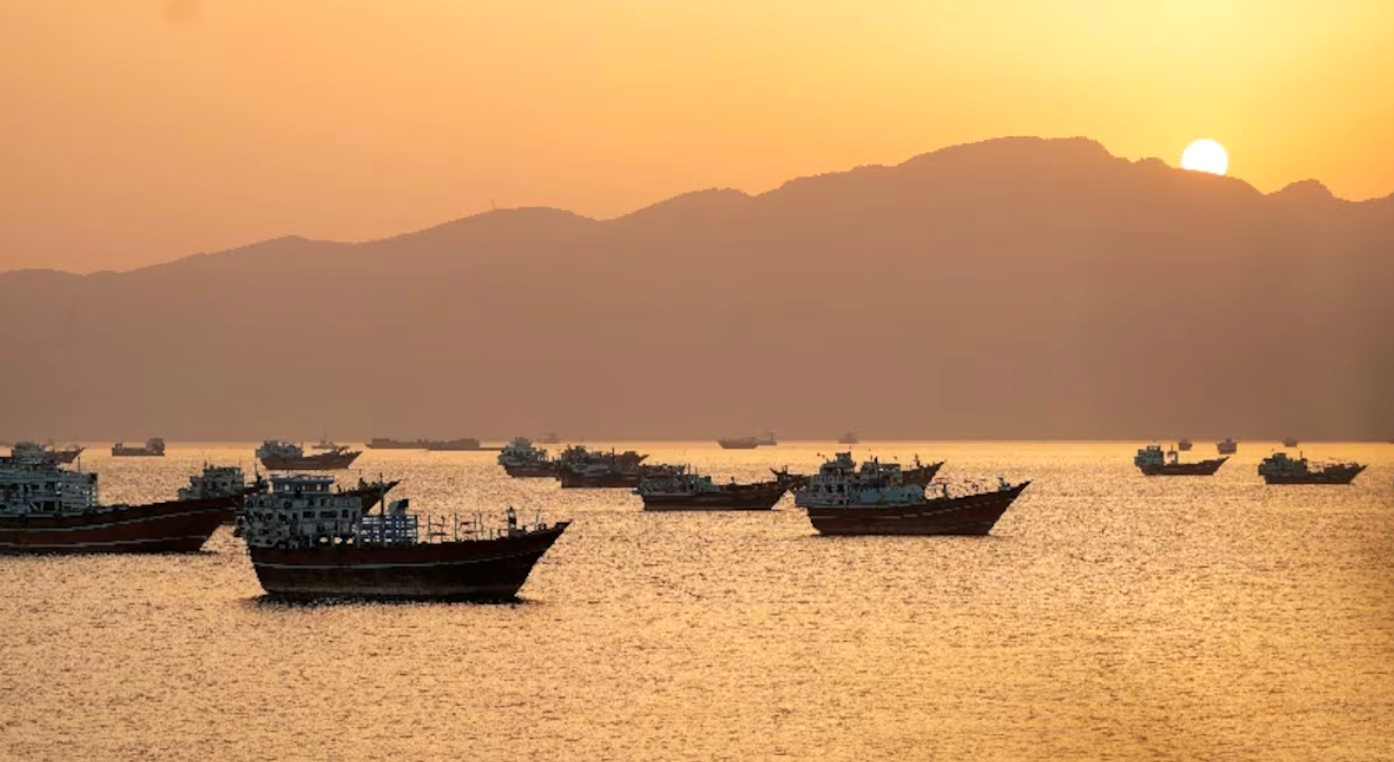 Hai siêu tàu 'phăm phăm' đi qua vùng chiến sự, láng giềng Việt Nam sắp nhận 4 triệu thùng dầu - Ảnh 1