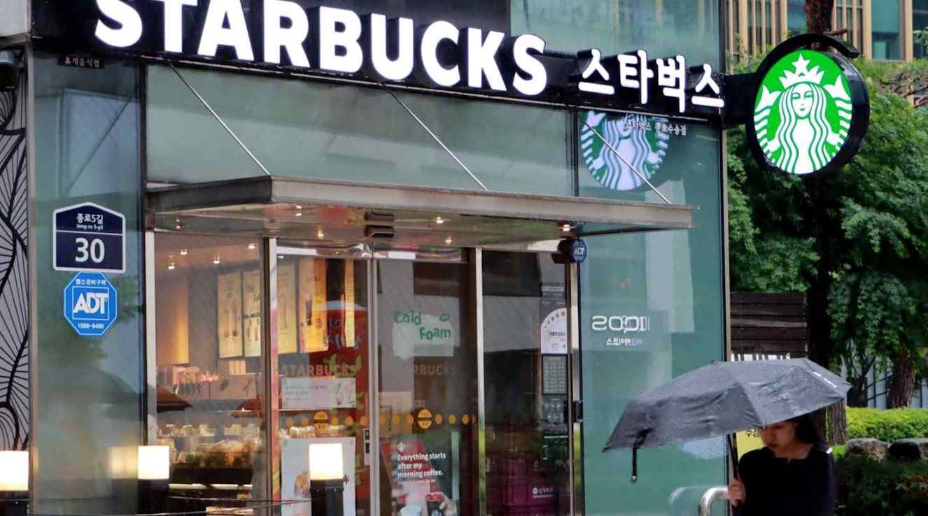 Nóng: Starbucks bị tẩy chay diện rộng, một CEO nhận án sa thải ngay lập tức - Ảnh 1