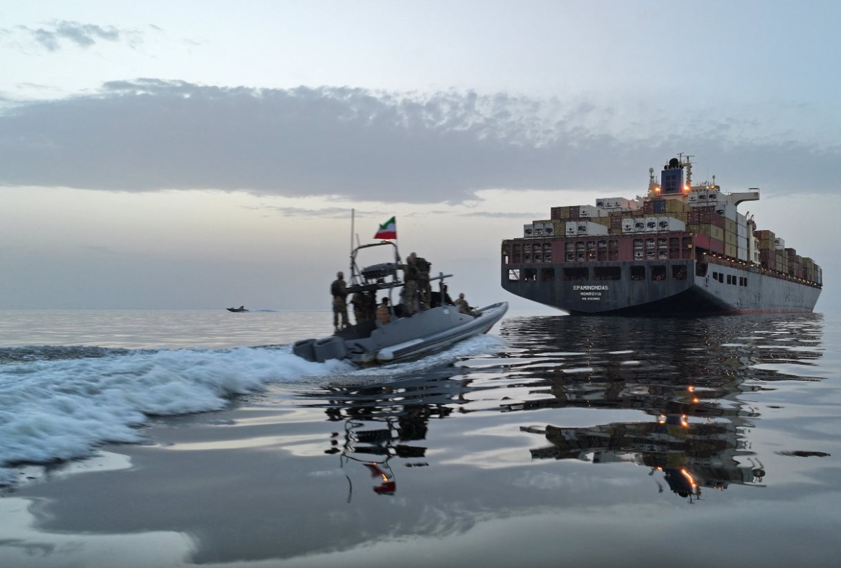 Iran muốn thu phí vĩnh viễn trên Eo biển Hormuz - Ảnh 1