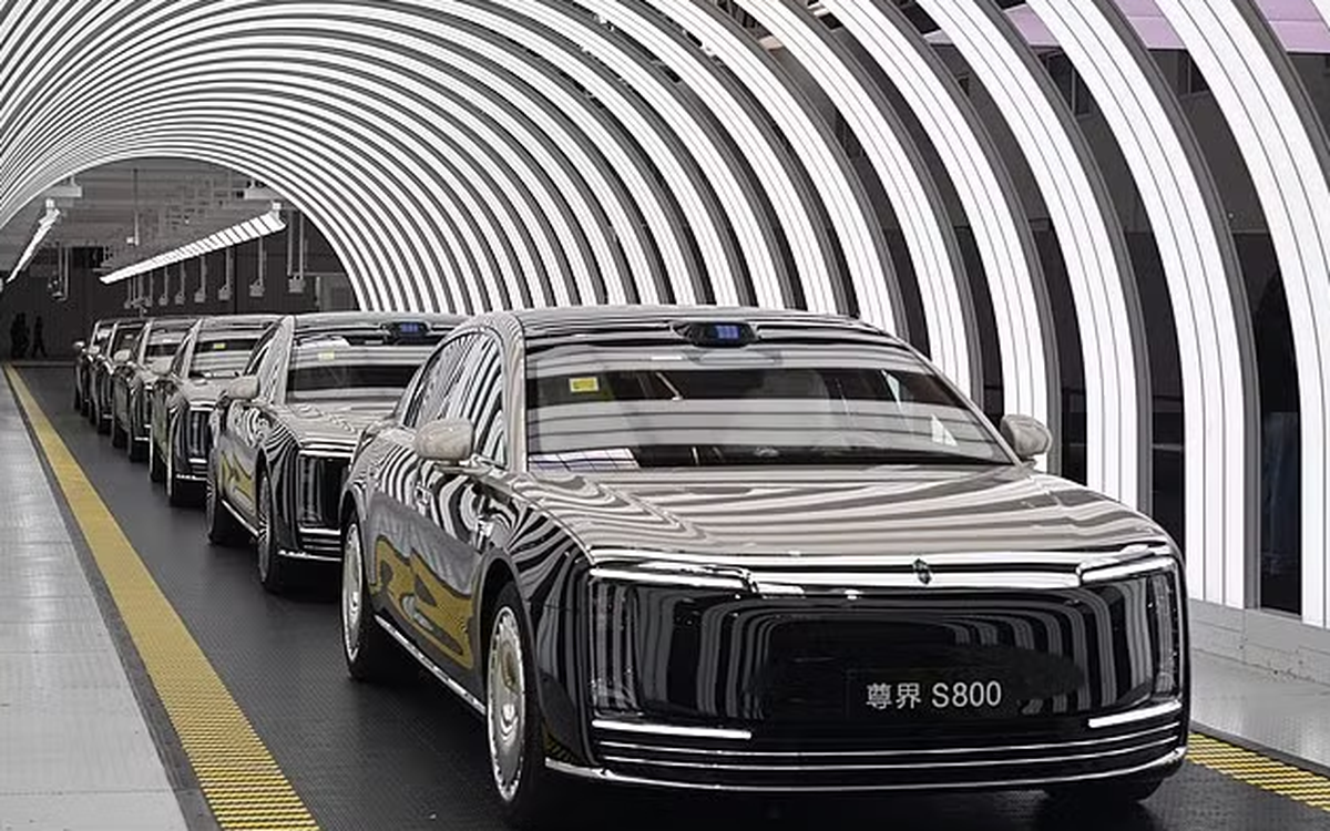 Câu trả lời của Trung Quốc cho Rolls-Royce bằng chiếc xe dát vàng 130.000 USD