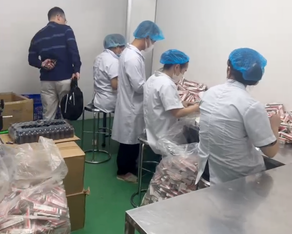Nóng: 13.000 chai dung dịch vệ sinh phụ nữ giả, suýt vào tay người tiêu dùng - Ảnh 4