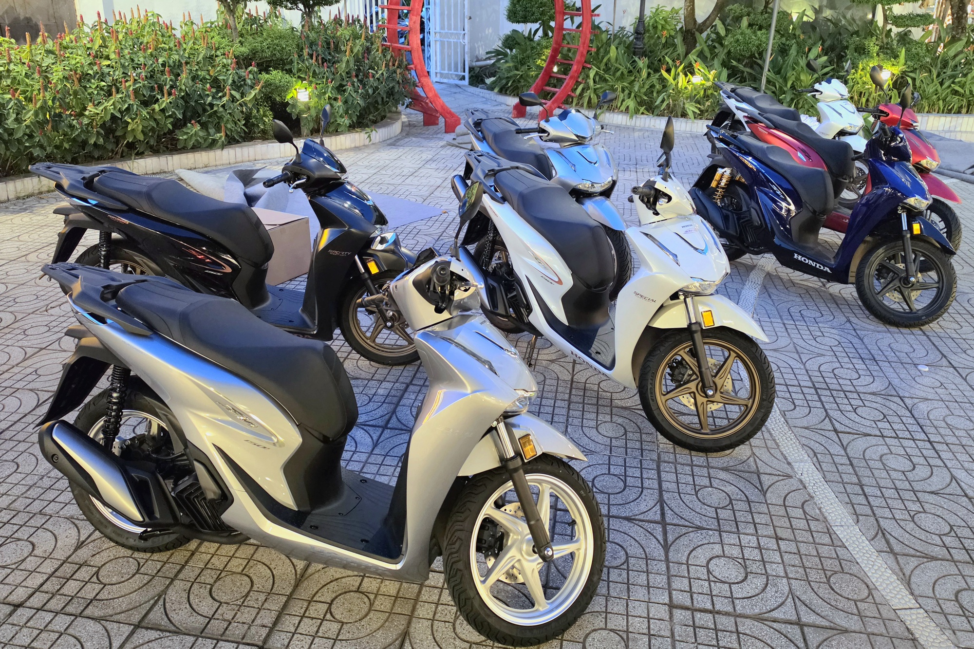 Honda SH 2026 nhập Ý về Việt Nam: Đắt nhất hơn 300 triệu, trải dài từ 150i đến 350i - Ảnh 1