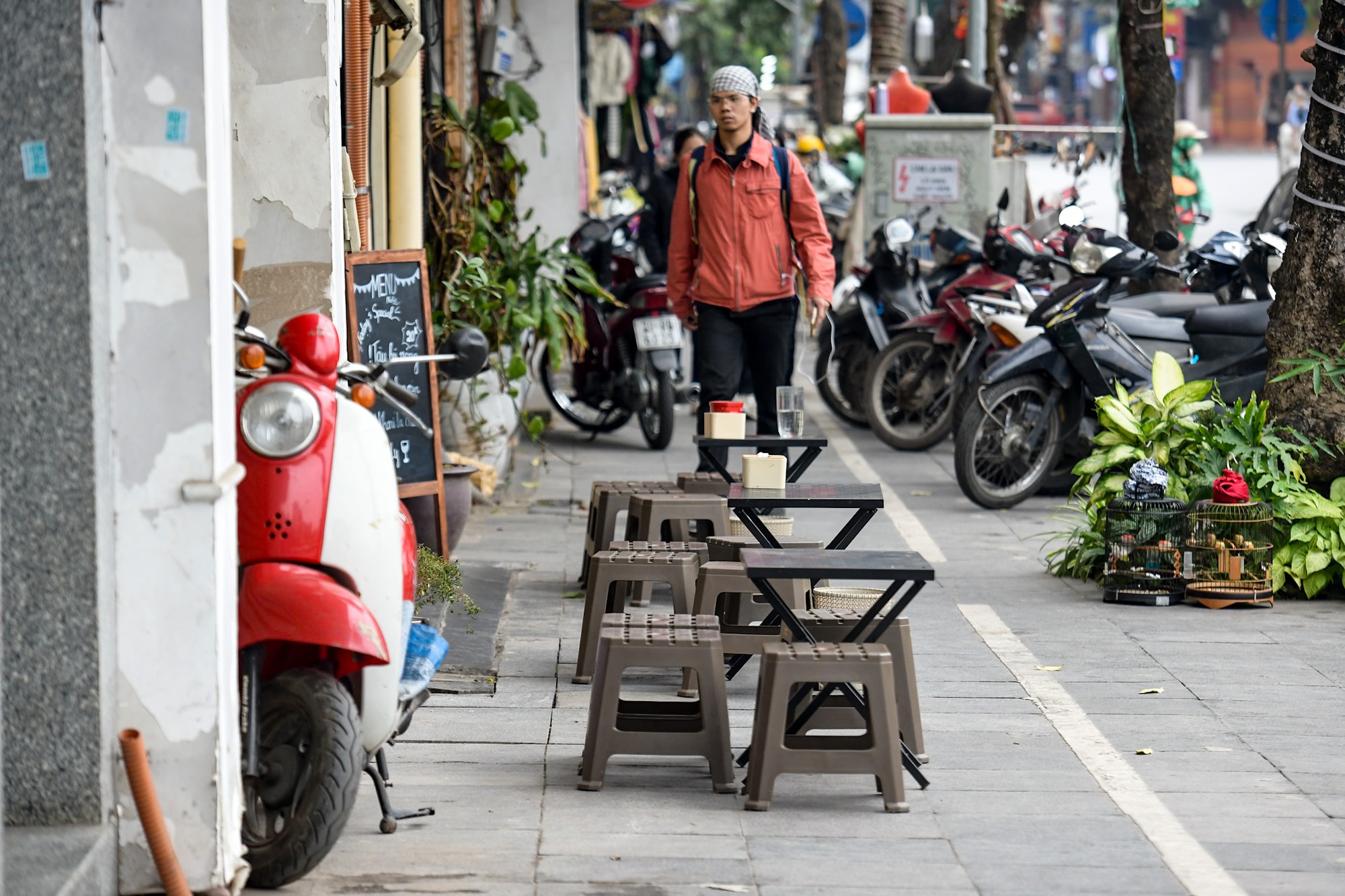 Tiểu thương phố cổ Hà Nội: "Thà trả phí để dùng vỉa hè đàng hoàng, còn hơn vừa buôn bán vừa thấp thỏm" - Ảnh 1