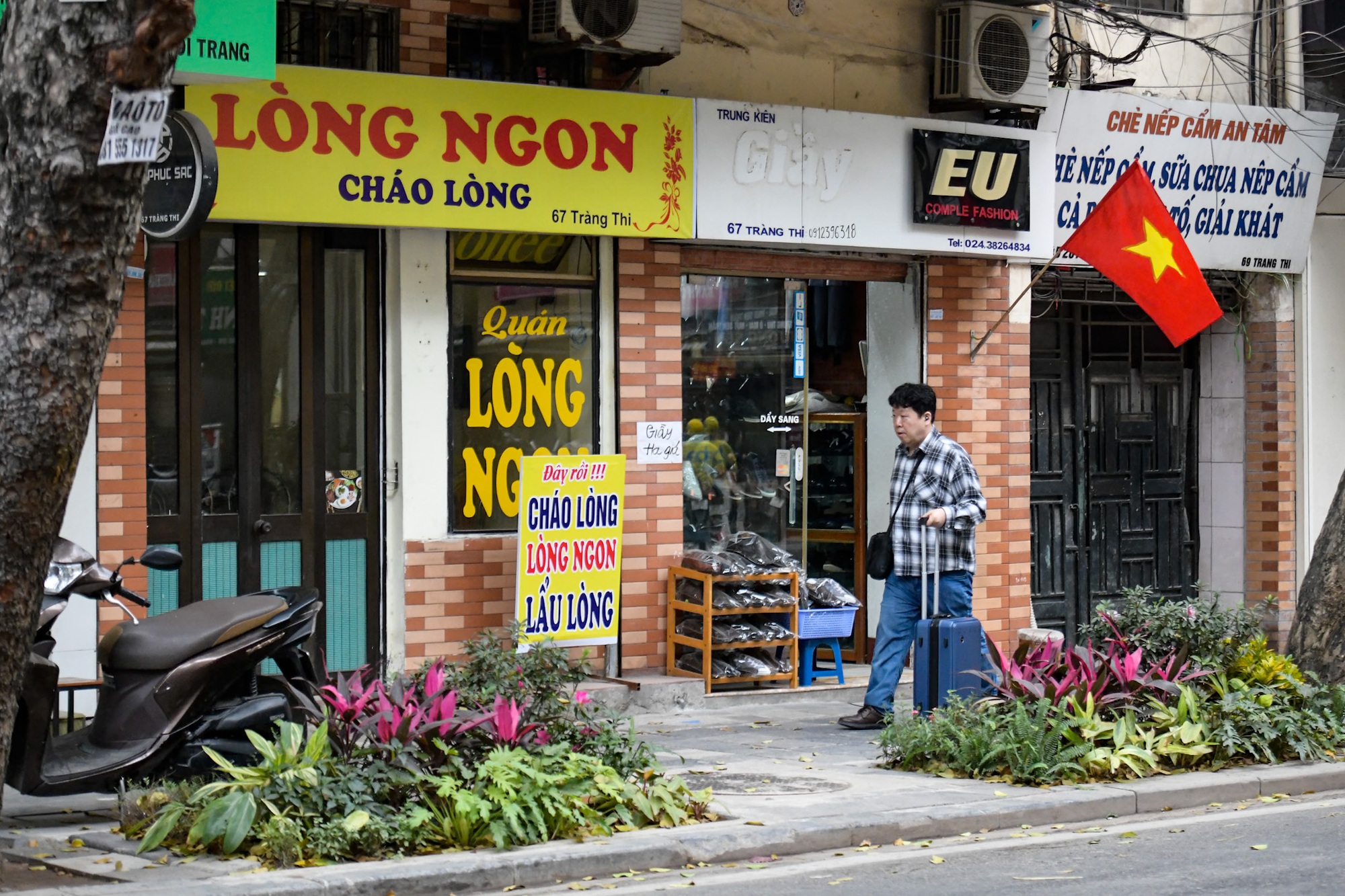 Tiểu thương phố cổ Hà Nội: "Thà trả phí để dùng vỉa hè đàng hoàng, còn hơn vừa buôn bán vừa thấp thỏm" - Ảnh 3