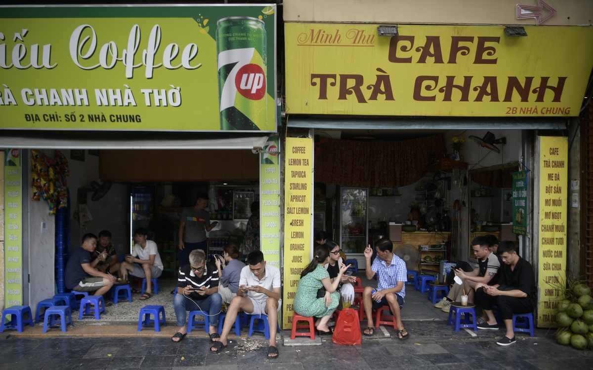 Tiểu thương phố cổ Hà Nội: "Thà trả phí để dùng vỉa hè đàng hoàng, còn hơn vừa buôn bán vừa thấp thỏm"